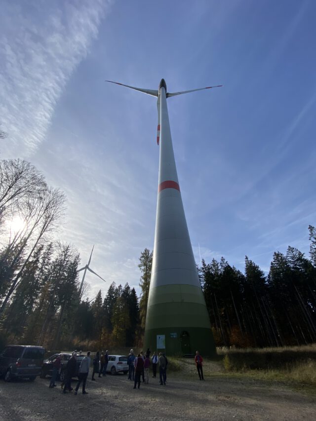 Windkraftwerk im Wald