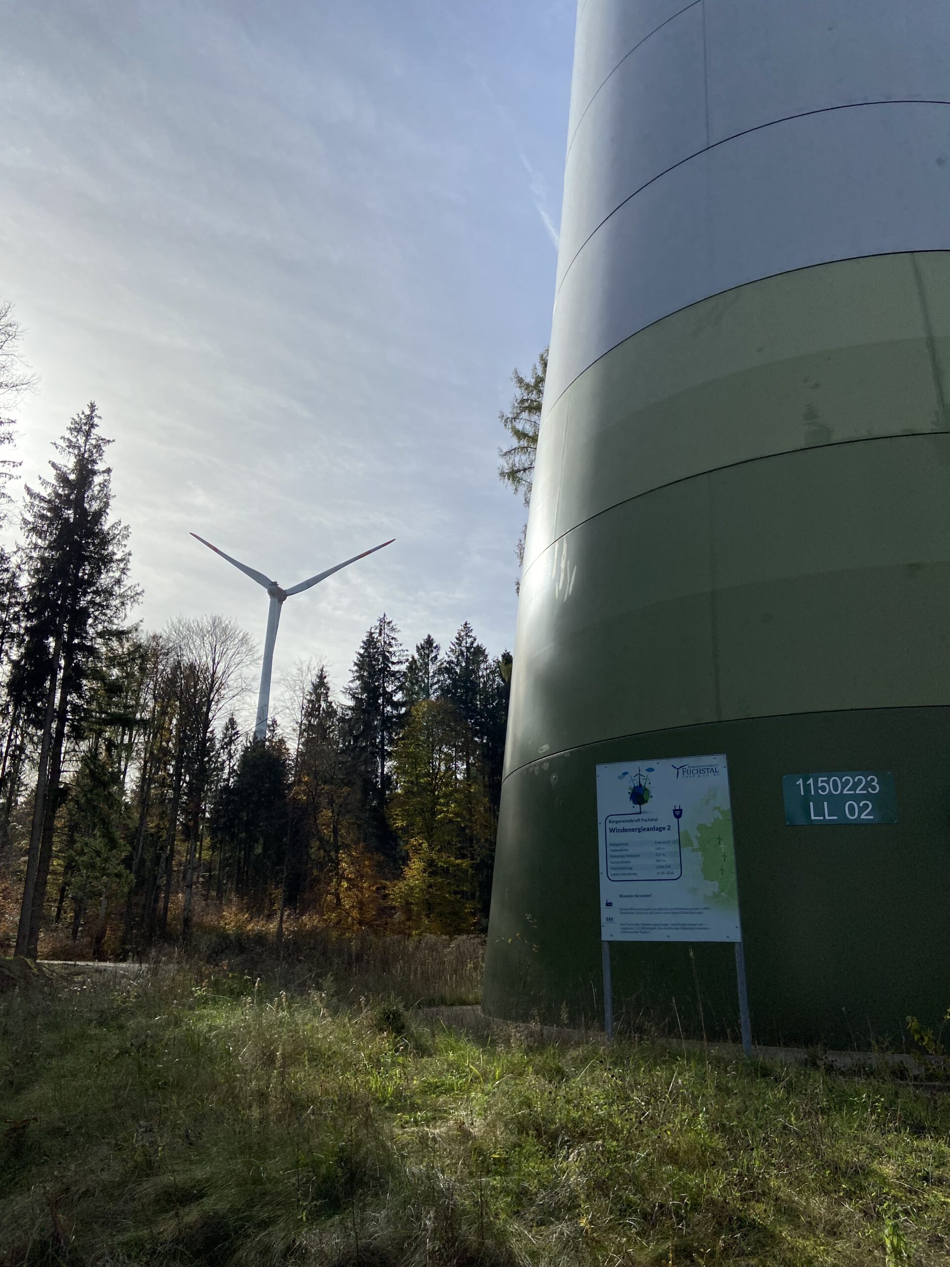 Windkraftwerk im Wald